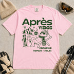 Blossom tee featuring a relaxed bear in sunglasses holding a steaming mug beside skis, with retro green “Après Vibes” and “Recharge, Repeat – Relax” text.